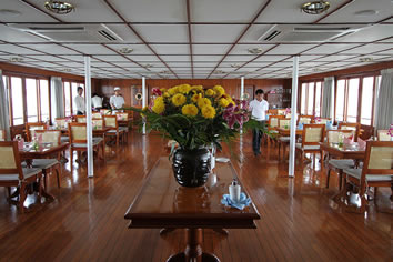 Mekong Pandaw dining
